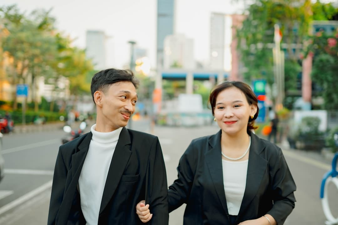 《那一场呼啸而过的芳华》预告海报双发 “喜爱你就要耍女流氓”成芳华宣言
